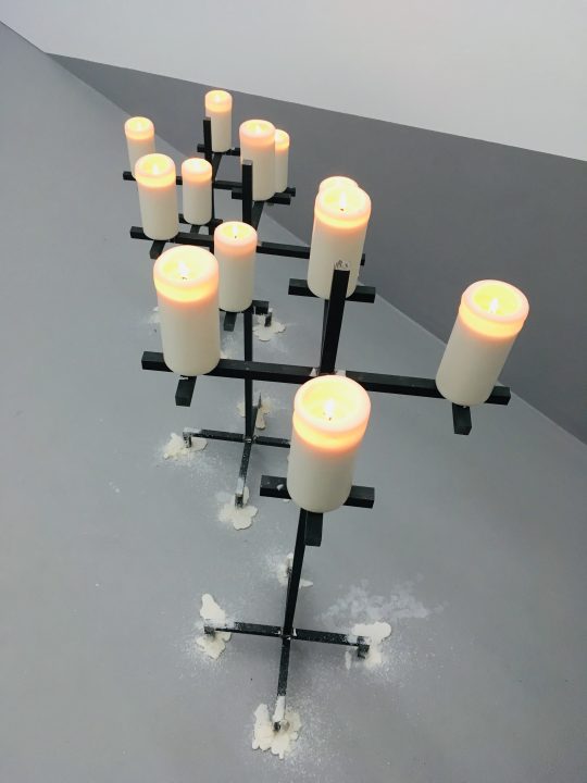 Steel, black paint, white candles – 3 elements <br>102 h x ⌀ 44 cm / 83,5 h x ⌀ 44 cm / 65 h x ⌀ 44 cm 

Photo: Galerie Gilla Loercher