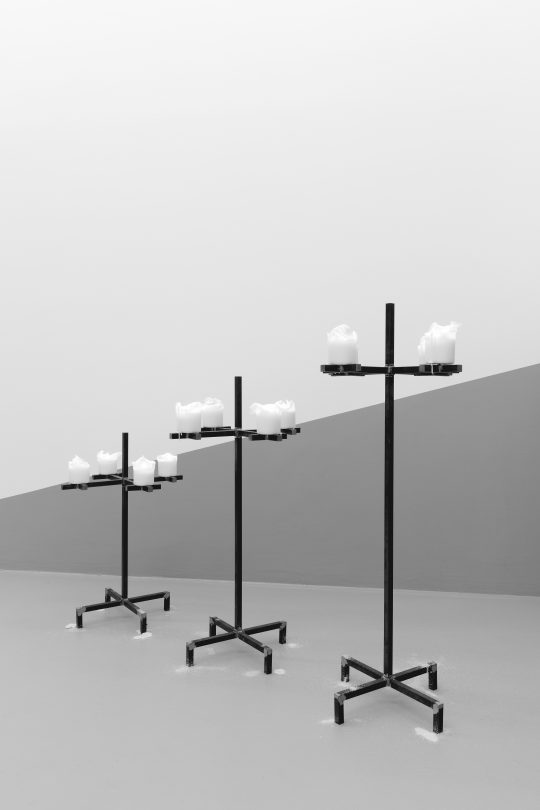 JOHN CORNU O LET ME WEEP, 2019  Acier et bougies 65 x 34 x 34 cm ; 83,5 x 34 x 34 cm ; 102 x 34 x 34 cm  Exhibition views « XXX », Galerie Gilla Lörcher, Berlin, 2019
