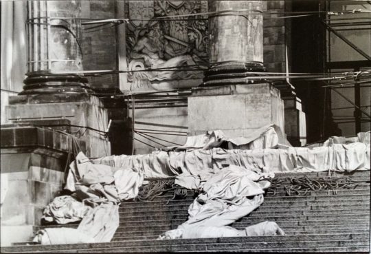 Ute Schendel Reichstag mit Neptun. 1995, Barytpapier Silvergelatine. Vintage. 39 x 58,5 cm