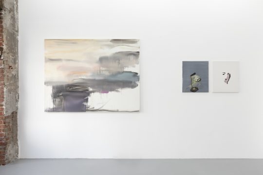 Left: Aurora, 2010, oil on canvas, 140 x 180 cm.<br>Right: Lampe, 2020/ Spirit, 2020, each 60 x 50 cm.
Photo: CHROMA, courtesy Galerie Gilla Loercher

