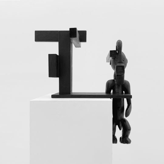 JOHN CORNU UNTITLED N°3 – SERIES « ATLANTES & CARIATIDES », 2021-2022 Damaged African statues, wood scraps, India ink and wax 68 x 58 x 44 cm