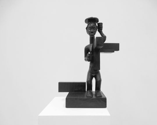 JOHN CORNU UNTITLED N°6 – SERIES « ATLANTES & CARIATIDES », 2021-2022 Damaged African statues, wood scraps, India ink and wax 52 x 38 x 31 cm