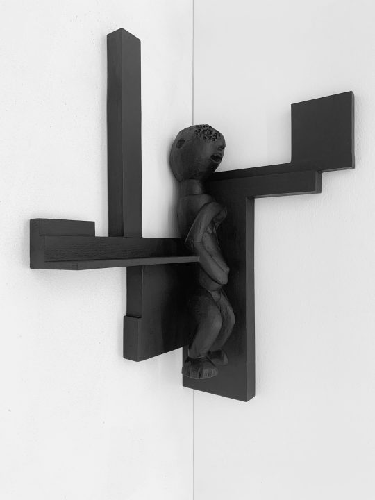 JOHN CORNU UNTITLED N°2 – SERIES « ATLANTES & CARIATIDES », 2021-2022 Damaged African statues, wood scraps, India ink and wax 62 x 39 x 32 cm