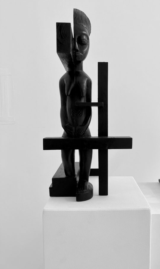 Damaged African statues, wood scraps, Indian ink and black wax <br>57 (H) x 26 (L) x 38 (W) cm
Foto: G.Loercher