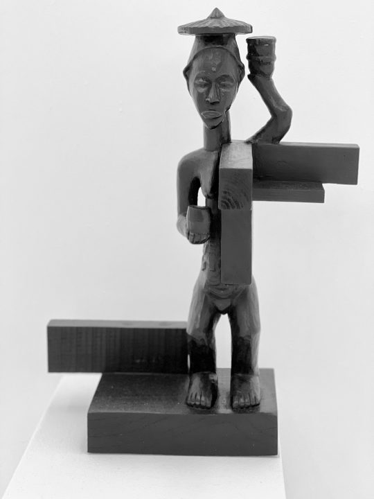 Damaged African statue, wood scraps, Indian ink and black wax <br>52 (H) x 38 (L) x 31 (W) cm
Foto G.Loercher