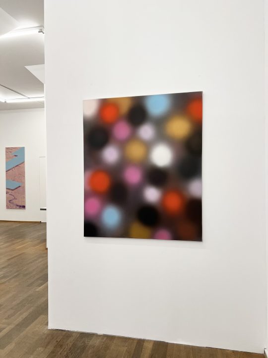 Installation view. Sandrine Mahéo (right), Ivana Klickovic. Accrochage at Galerie Gilla Loercher 2025.