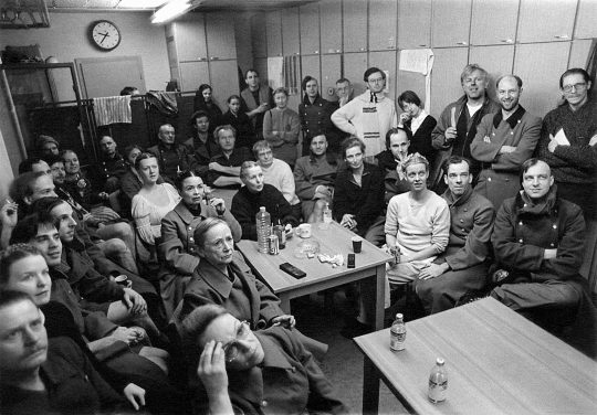 Ute Schendel, 06. BE Ensemble Wessis in Weimer, Einar Schleef. Berlin, 1993. Barytpapier Silbergelatine Masterprint. Vintage. 39,5 x 26,5 cm