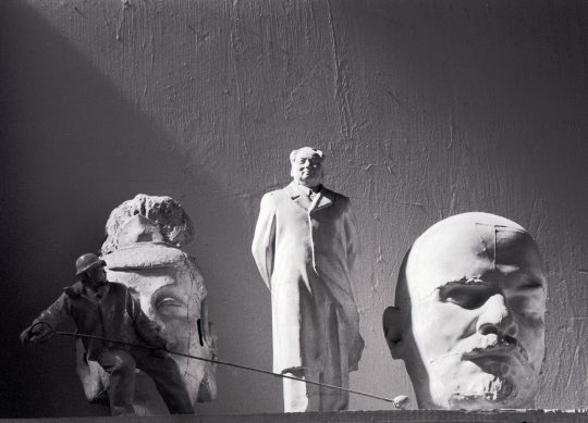 Ute Schendel, 07. Mao, Lenin, Budda. Bildhaueratelier in Peking, 1989. Barytpapier Silbergelatine Masterprint. 28 x 39 cm