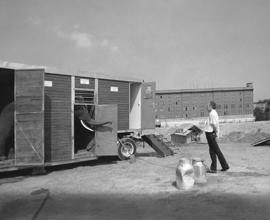 Ute Schendel, 54 Potsdamer Platz (mit Harold Waistnage, Bühnenbildner), Berlin 1980. Barytpapier Silbergelatine Masterprint. Vintage. 23,7 x 31 cm