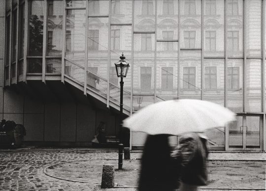 Ute Schendel, 60 Riemers Hofgarten,  Berlin-Kreuzberg 1999. Barytpapier Silbergelatine Masterprint. Vintage. 24 x 31,2 cm