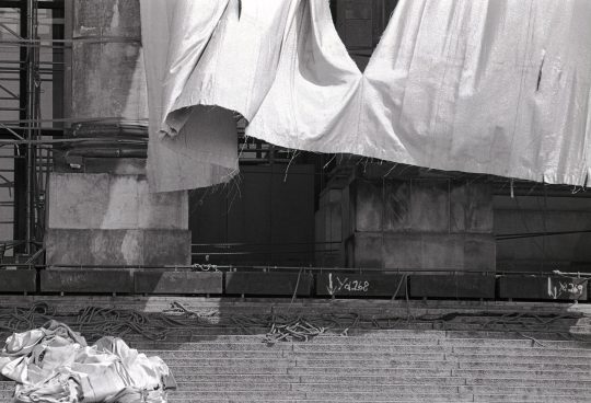 Ute Schendel, 62 Reichstag mit Vorhang, Berlin 1995. Barytpapier Silbergelatine Masterprint. Vintage. 20 x 29,2 cm