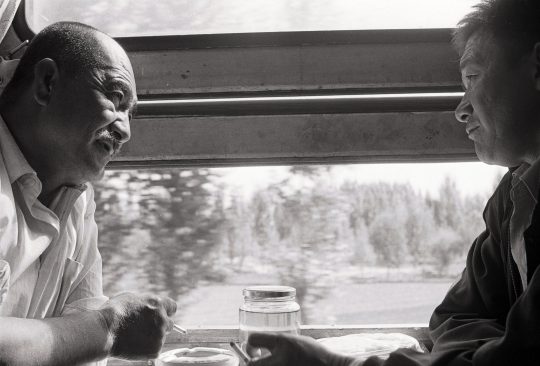 Ute Schendel, 64 Chinesen im Zug, China 1993. Barytpapier Silbergelatine Masterprint, 26 x 39,4 cm