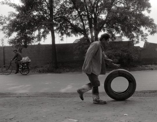 Ute Schendel, 69 Mann mit Reifen, Peking 1987.72,5x120,9cm, Barytpapier Silvergelatine. Masterprint