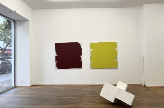Installation view Rainer Splitt paintings Quentin Lefranc sculpture_Galerie Gilla Loercher 2026 IMG_3876